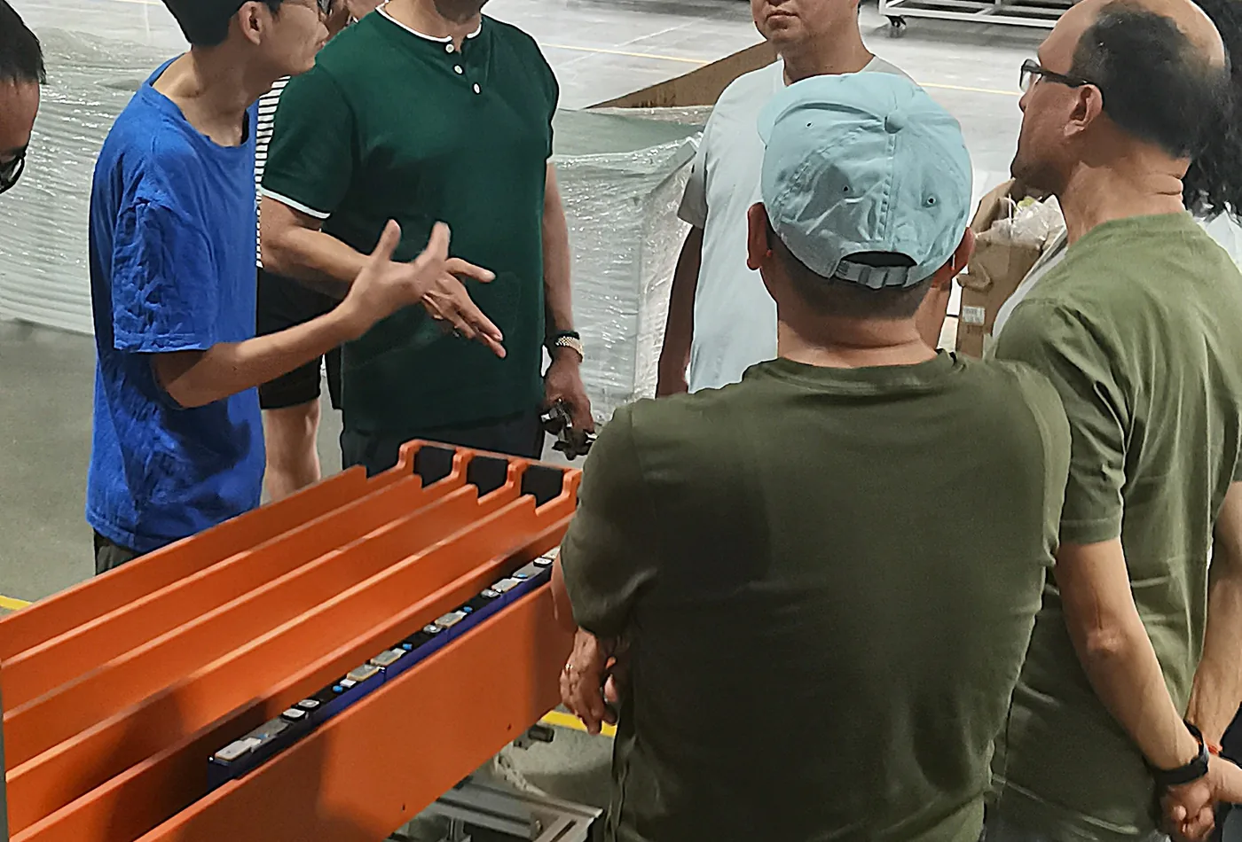 海外客户实地考察迈达智能锂电与充电桩生产基地