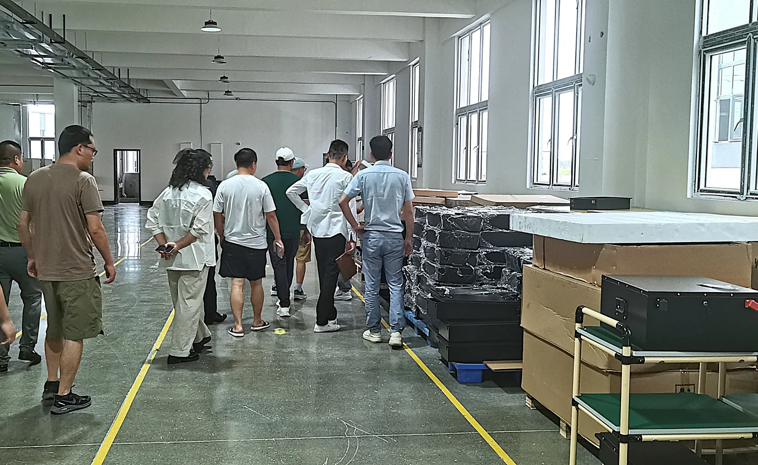 海外客户实地考察迈达智能锂电与充电桩生产基地