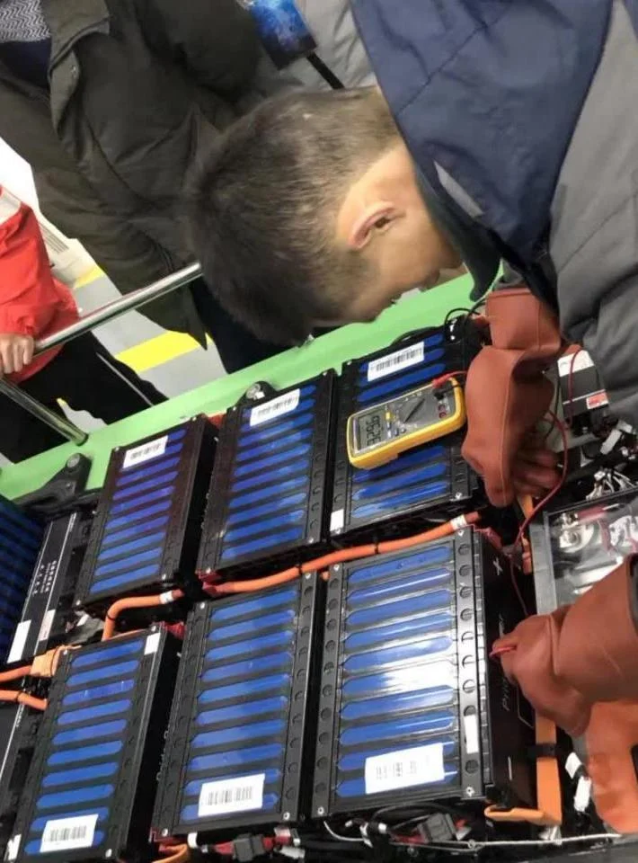 技术人员使用测量工具检查动力电池模块